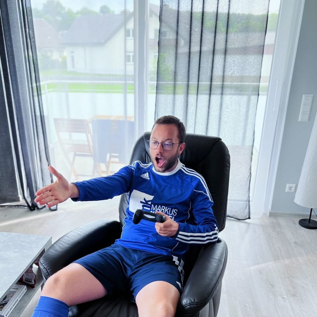 Instagram post from sv_on_official. This post is in position 9.