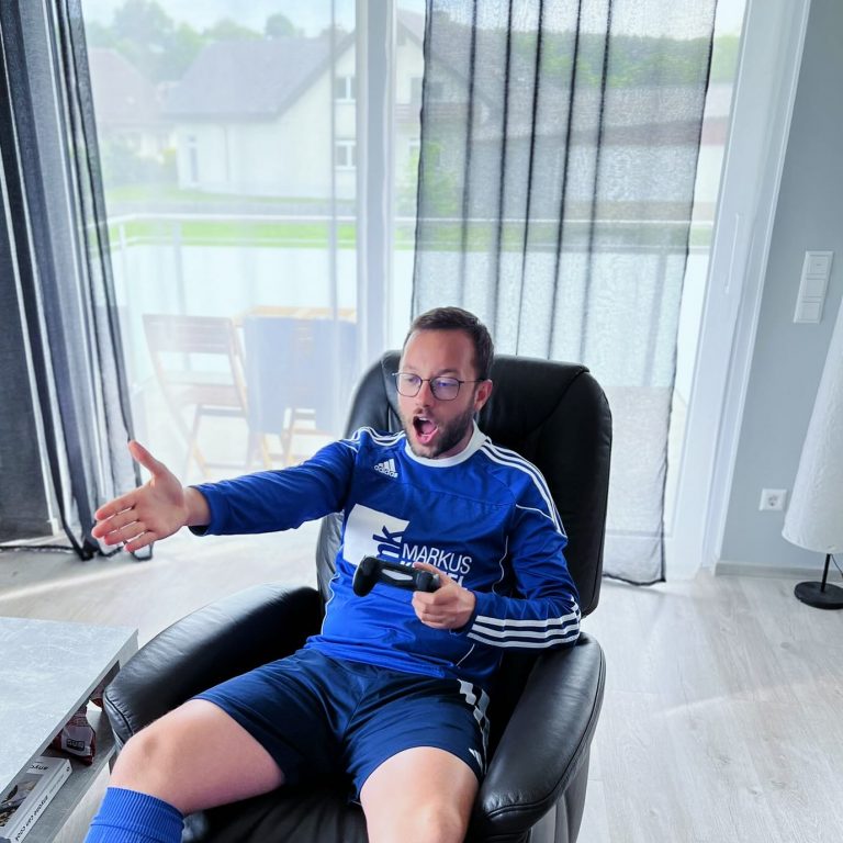 Instagram post from sv_on_official. This post is in position 10.